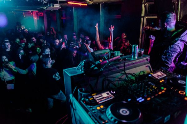 Top conseils pour sélectionner le DJ idéal à Lyon